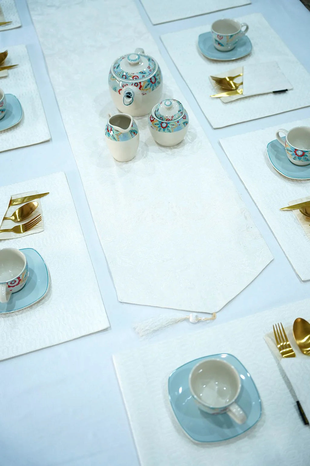 Baroque White Table Runner Set